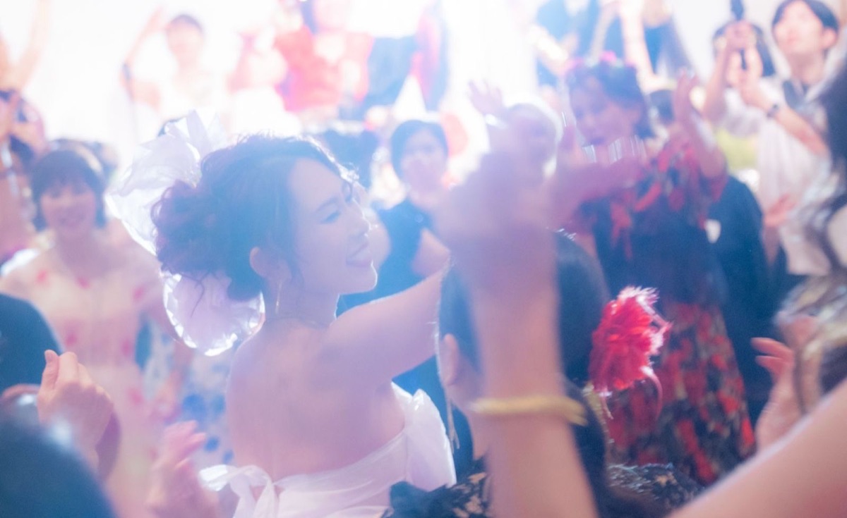 祝福に包まれる女神ミカミカ
